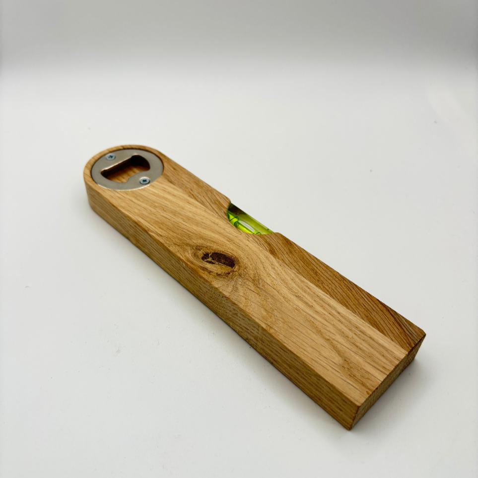 Flaschenöffner aus Eiche im Wasserwaagen Design
