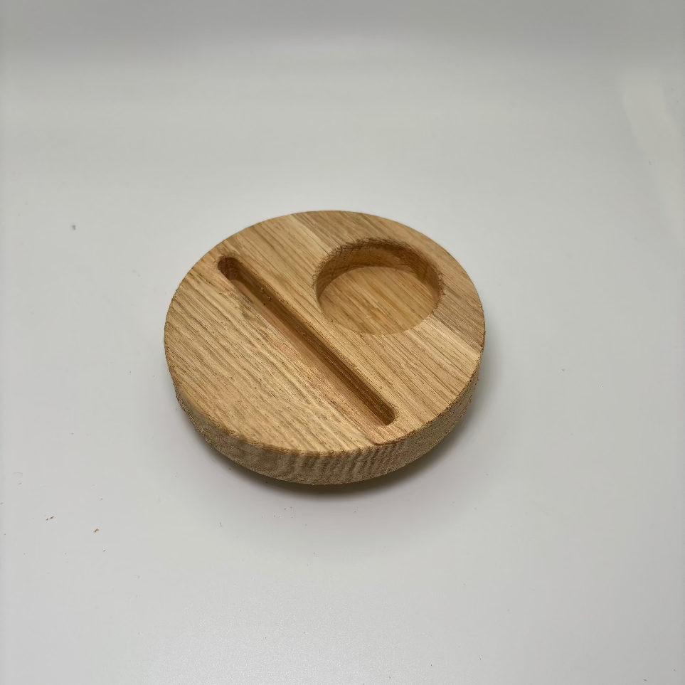 Runder Sockel aus Eiche mit Teelicht und Schlitz